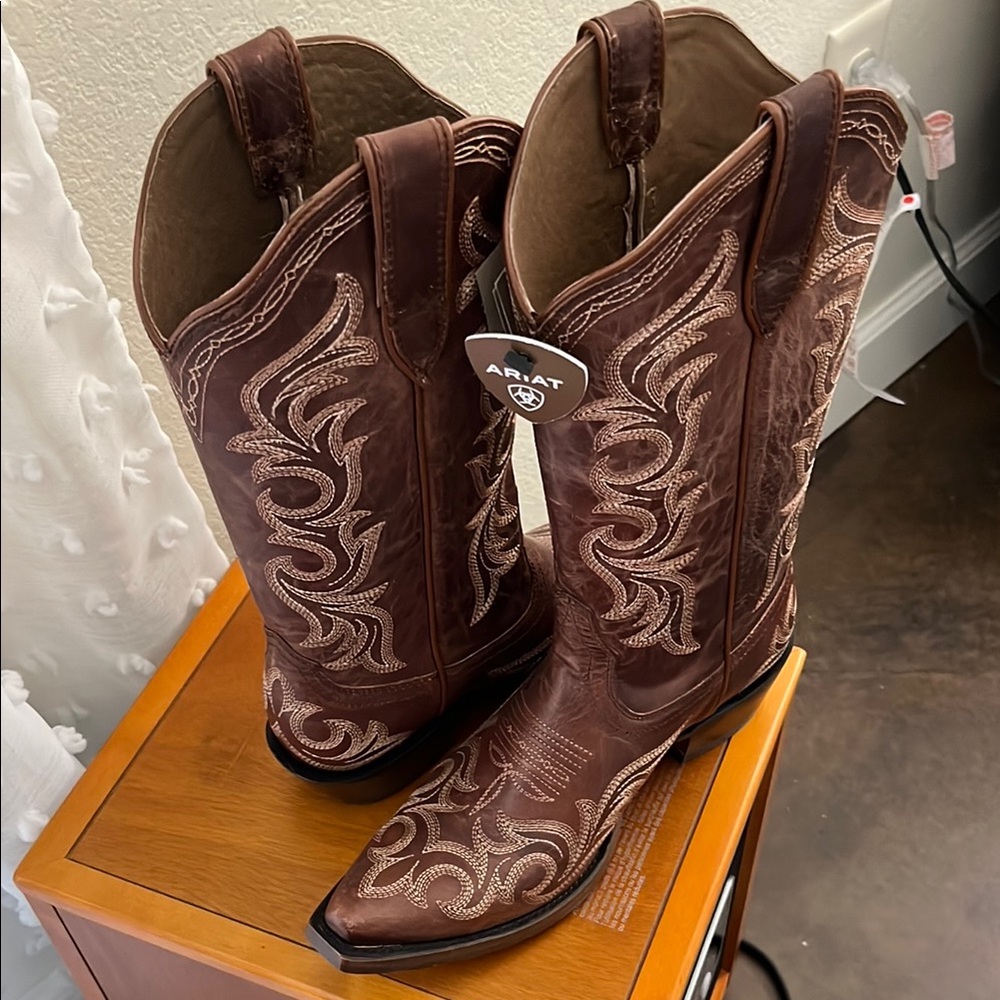 Ariat Rich Brown Embroidered Cowboy Boots